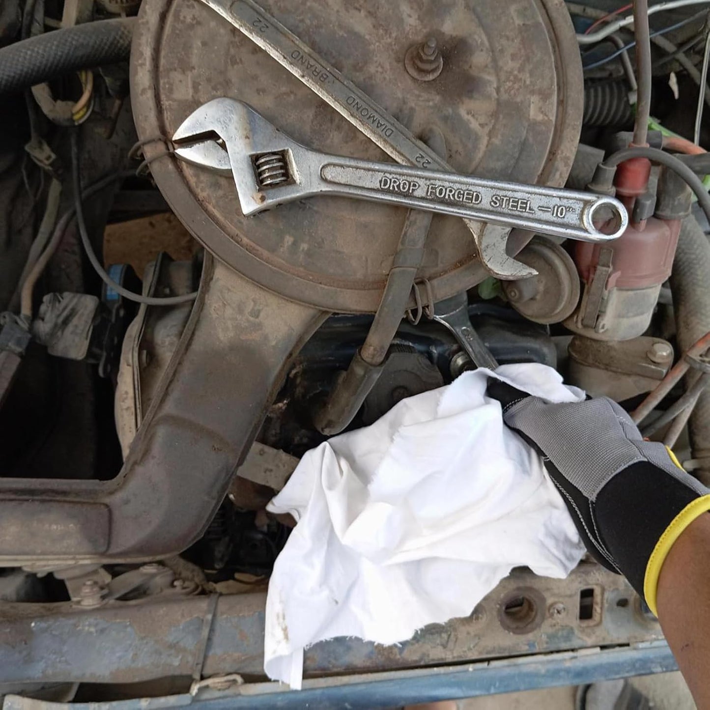 Recycled White Sheeting Cleaning Rags (600 lbs. Pallet 120x5 lbs. Box) – Lint Free White Cotton Cloths for Manufacturing | Automotive | Janitorial | Shop Rags Bulk - Multipurpose